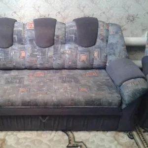 Срочно продам б/у диван с двумя креслами. 