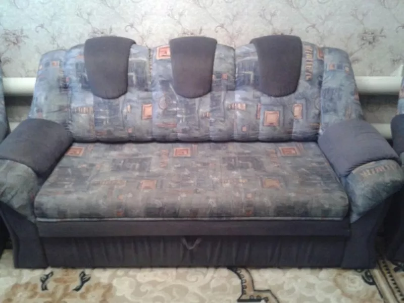 Срочно продам б/у диван с двумя креслами. 