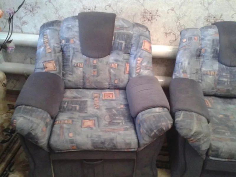 Срочно продам б/у диван с двумя креслами.  2