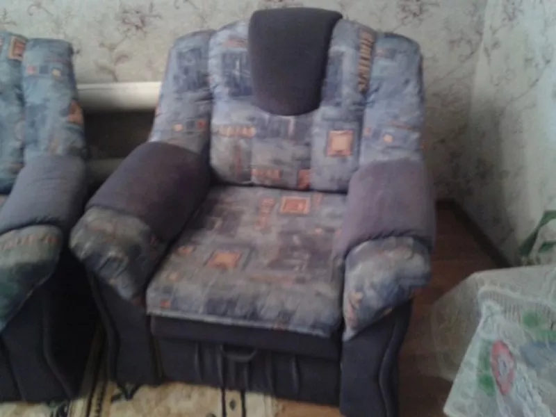Срочно продам б/у диван с двумя креслами.  4